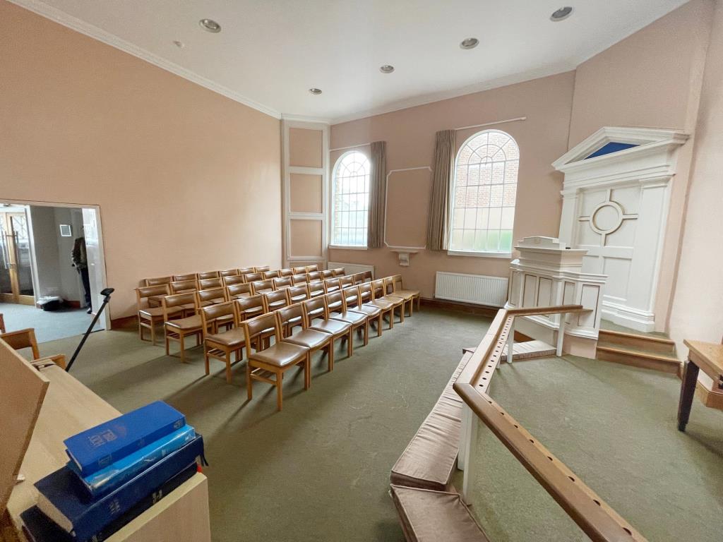 Lot: 107 - ATTRACTIVE CHURCH WITH POTENTIAL IN POPULAR VILLAGE - 